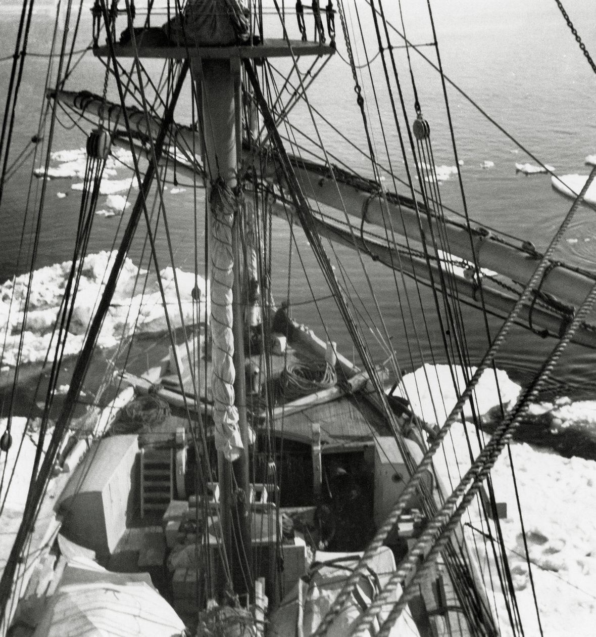 Skonaren Stella Polare möter första isen av J.B. and Brown J. Rowbotham