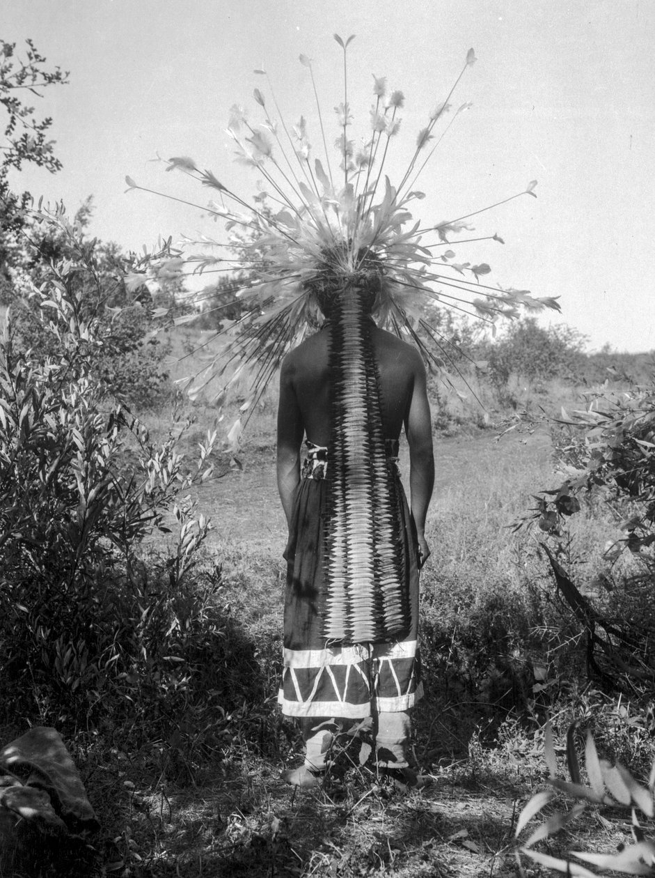 Indianskt folk och stammens rundhus och ceremonidräkt, Kalifornien av C. Hart Merriam