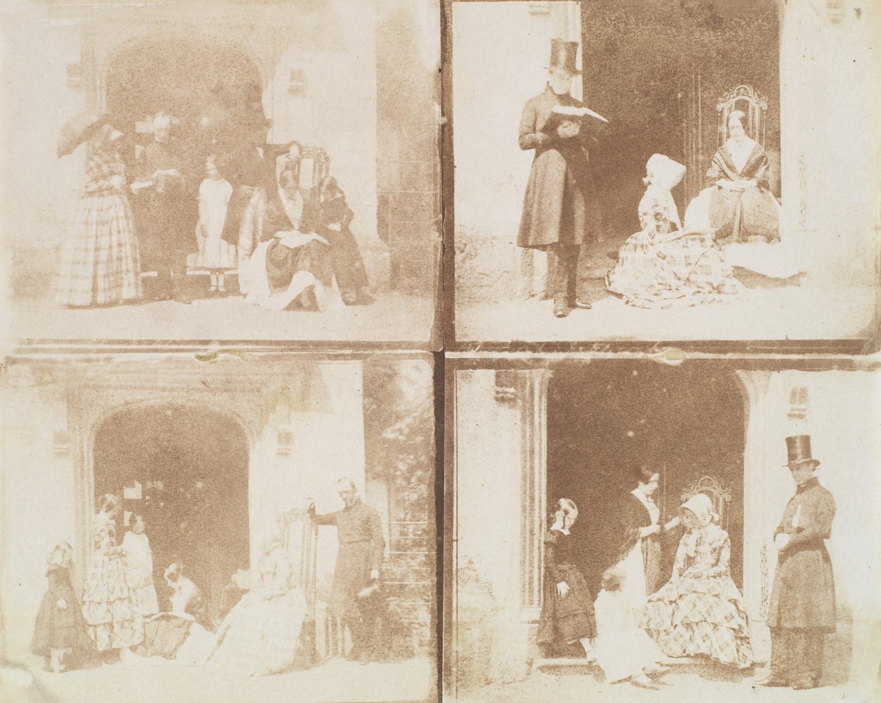 Kontaktblad med fyra gruppporträtt i en dörröppning, ca. 1850. av Calvert Jones