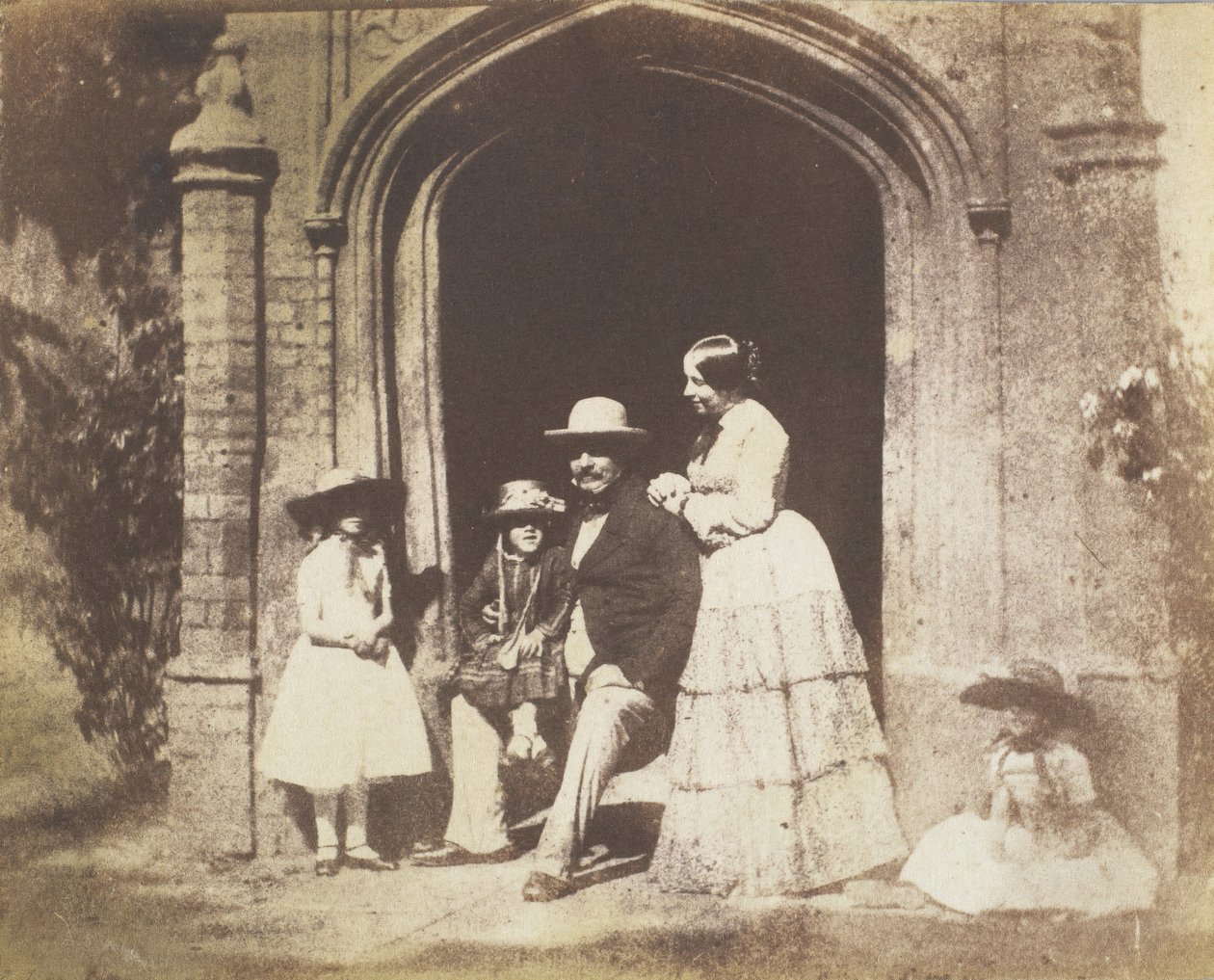 Familjegruppsporträtt poserad i dörröppningen, sent 1840-tal. av Calvert Jones