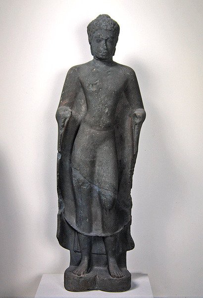 Buddha från Vat Romlok, Angkor Borei (sandsten) av Cambodian School