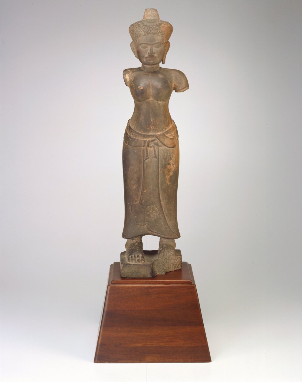 Stående figur av en kvinnlig gudom, Angkorisk period, 900-1000-talet (sandsten) av Cambodian School