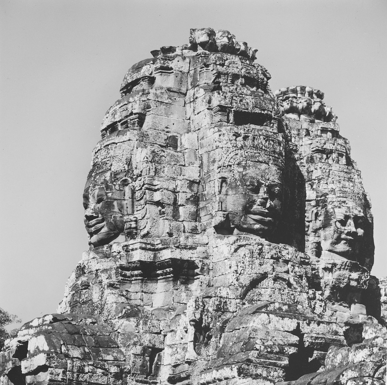 Vy över ett av tornen, Bayontemplet av Cambodian School