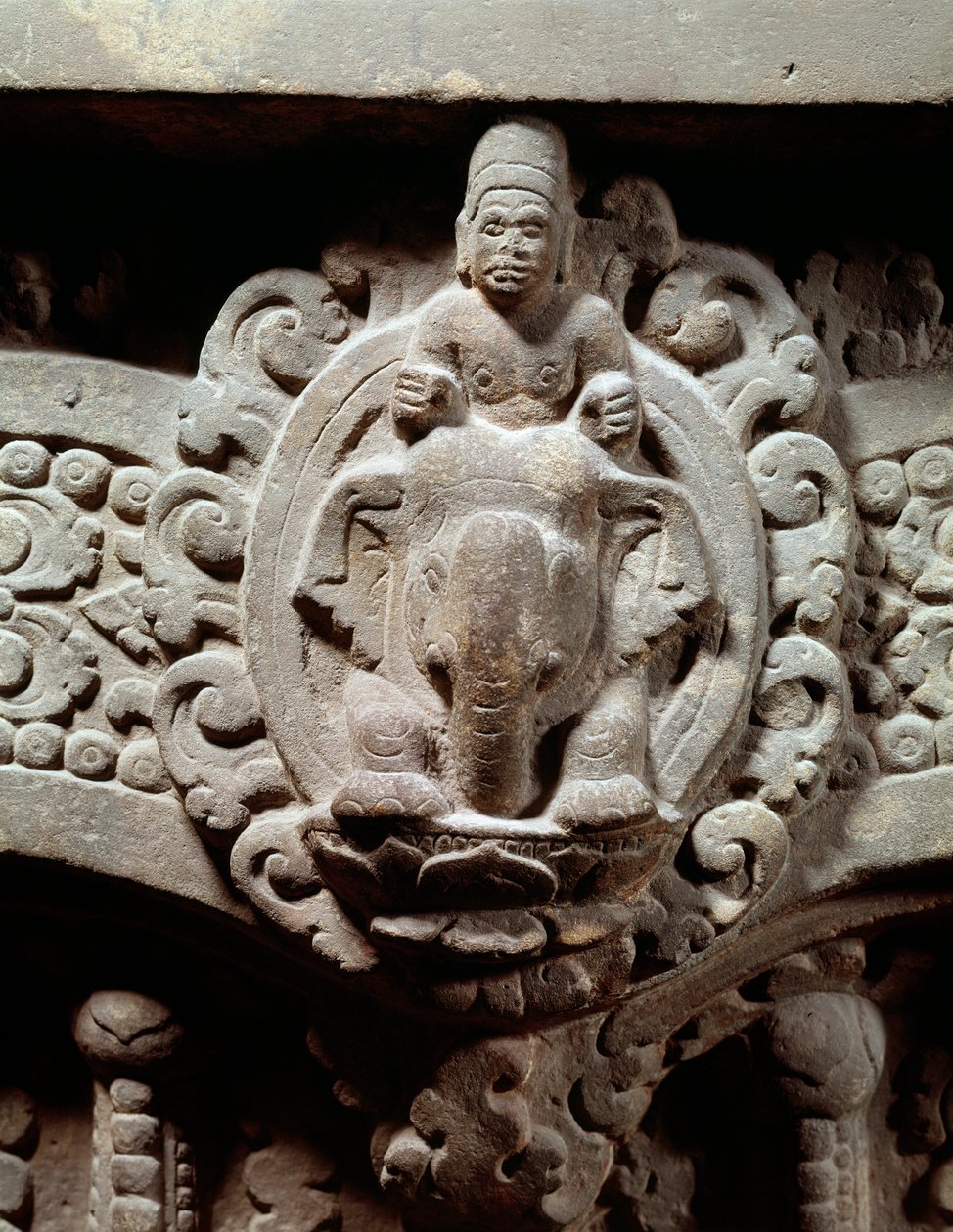 Khmerkonst: "" Guden Indra i centrum på Airavana och Marut, stormens och vindens gudar""" Stenöverliggare i stil med Sambor Prei Kuk (600-650). från Kambodja. Paris, Guimet-museet, Nationalmuseet för asiatisk konst av Cambodian