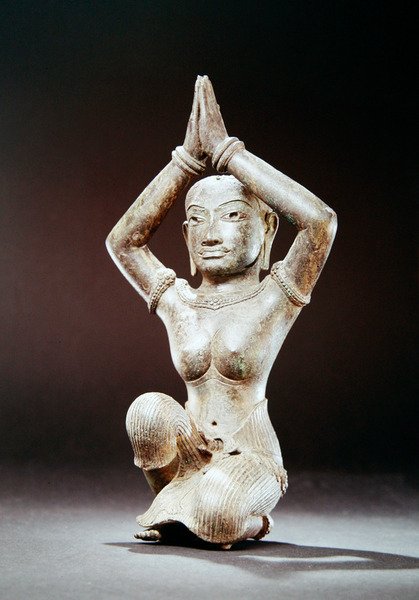 Knästående hona, andra hälften av 1000-talet (brons med silverinlägg och spår av guld) av Cambodian