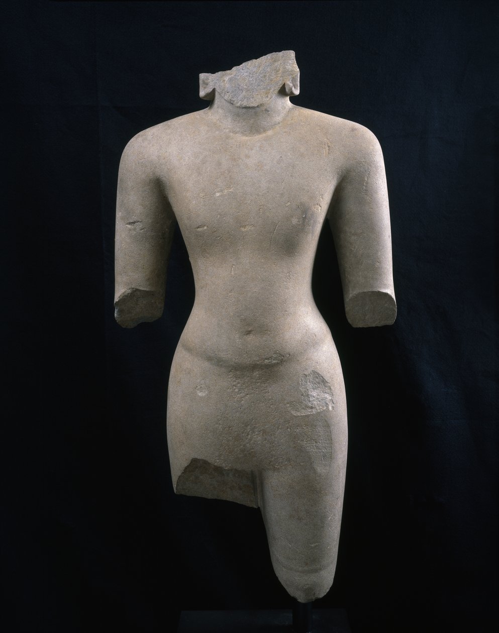 Torso of a Deity (troligen Vishnu), ca. 700-talet (sandsten) av Cambodian