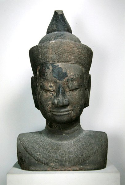 Dekorerad byst av Buddha; 15-16:e venturet (sandsten) av Cambodian School