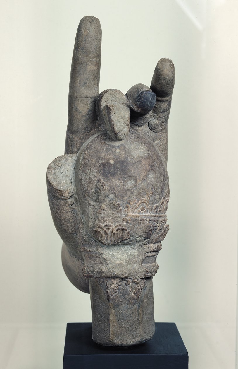Hand från en kolossal staty av Shiva, från Koh Ker, Kompong Thom-provinsen (sandsten) av Cambodian School