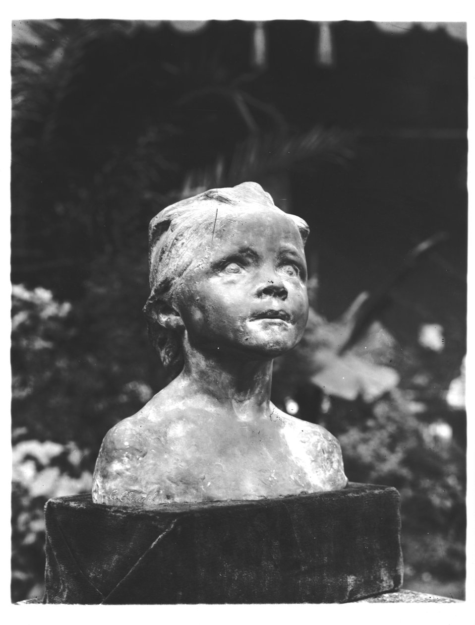 Jeanne som barn eller den lilla damen (gips) av Camille Claudel