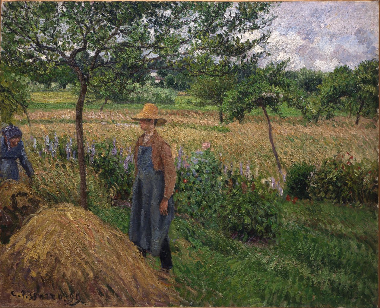 Trädgårdsmästare står vid en höstack, mulen himmel, Éragny av Camille Pissarro