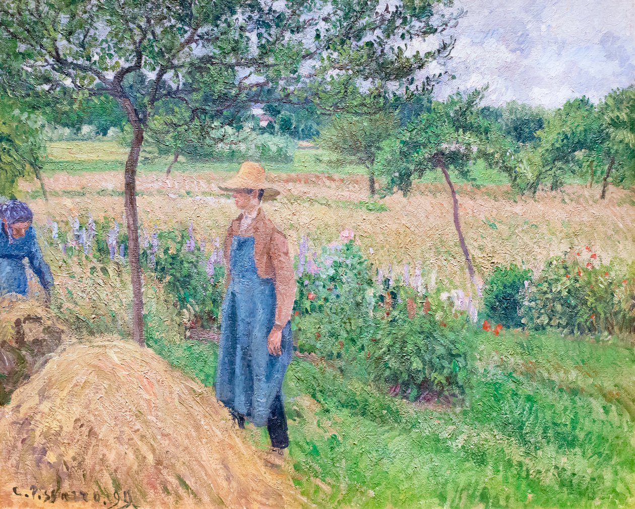 Trädgårdsmästare som står vid en höstack, mulen himmel, Eragny av Camille Pissarro