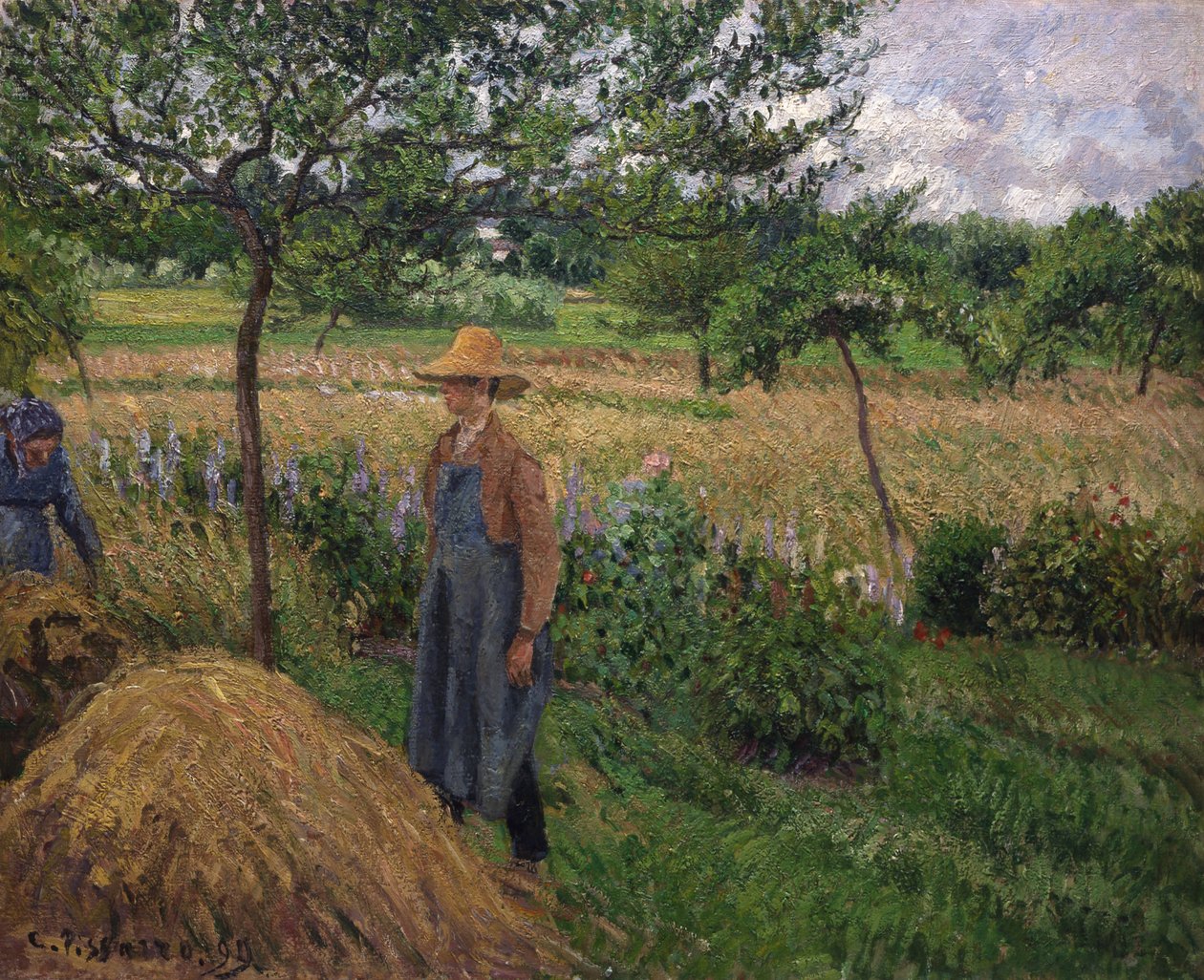 Trädgårdsmästare som står vid en höstack, mulen himmel, Eragny, 1899. av Camille Pissarro