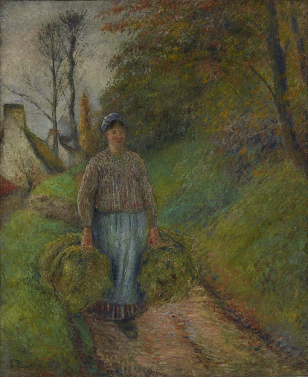 Bondekvinna som bär två buntar hö av Camille Pissarro