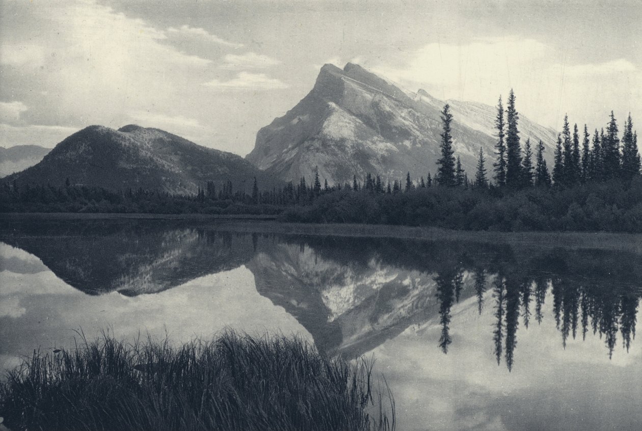 De kanadensiska Klippiga bergen: Mount Rundle, Banff och Vermillion Lakes (svartvitt foto) av Canadian Photographer
