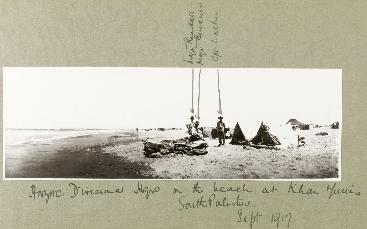 ANZAC-divisionens majorer på stranden vid Khan Yunis, september 1917 av Capt. Arthur Rhodes