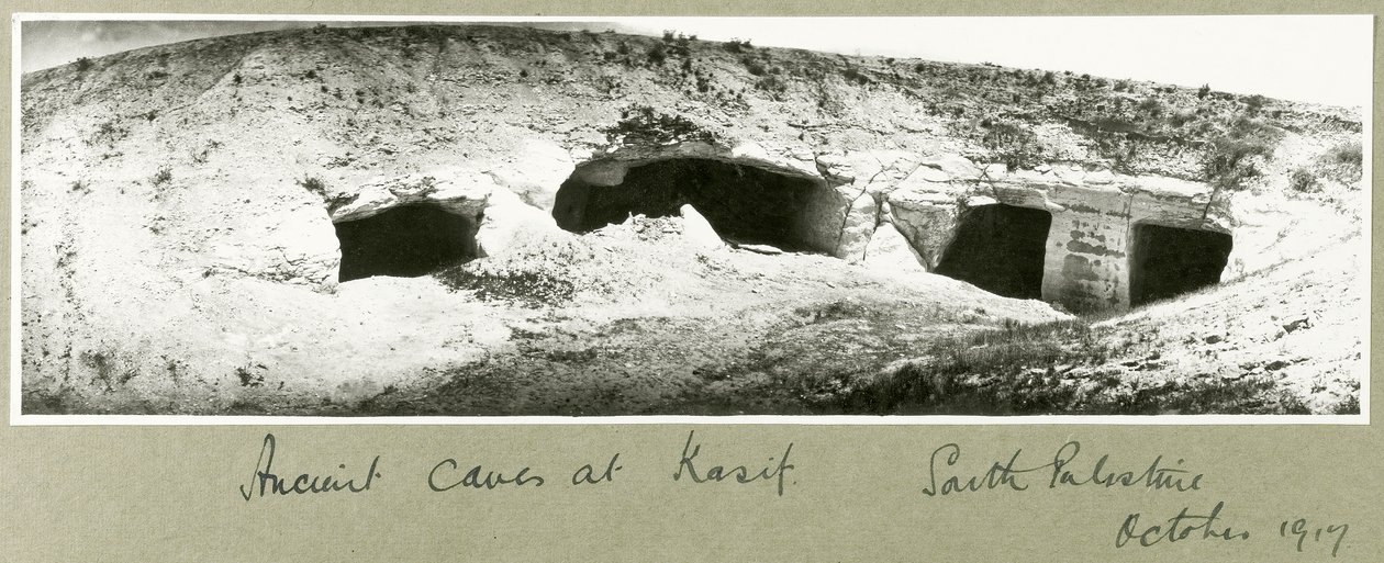 Forntida grottor i Kasif, södra Palestina, oktober 1917 av Capt. Arthur Rhodes