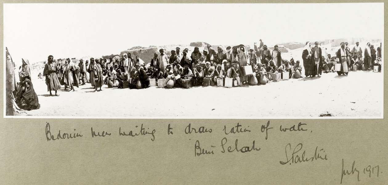 Beduinmän som väntar på att få ut sin andel vatten, Beni Saleh, juli 1917 av Capt. Arthur Rhodes