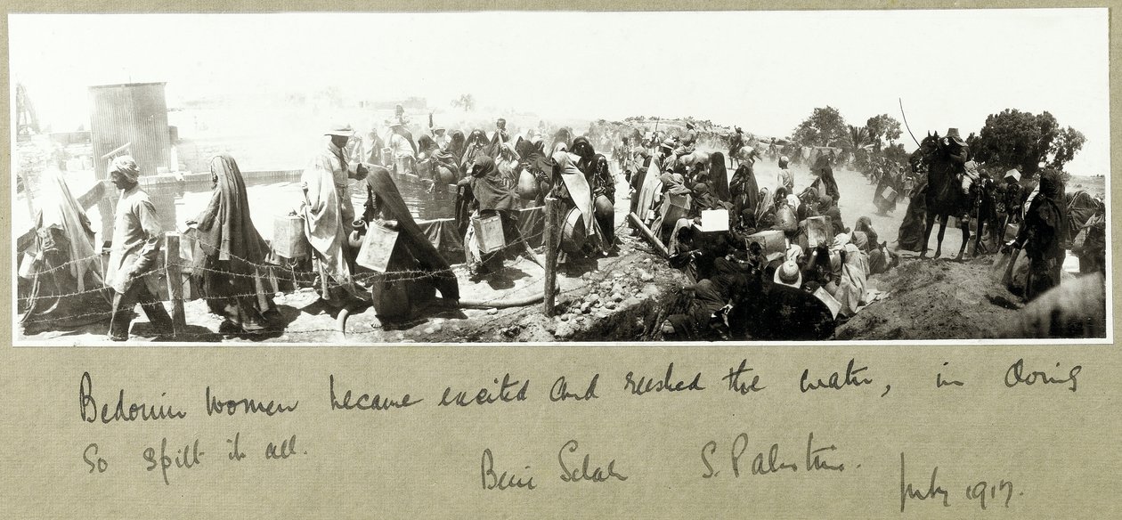 Beduinkvinnor som rusar efter sin vattenranson, Beni Saleh, juli 1917 av Capt. Arthur Rhodes