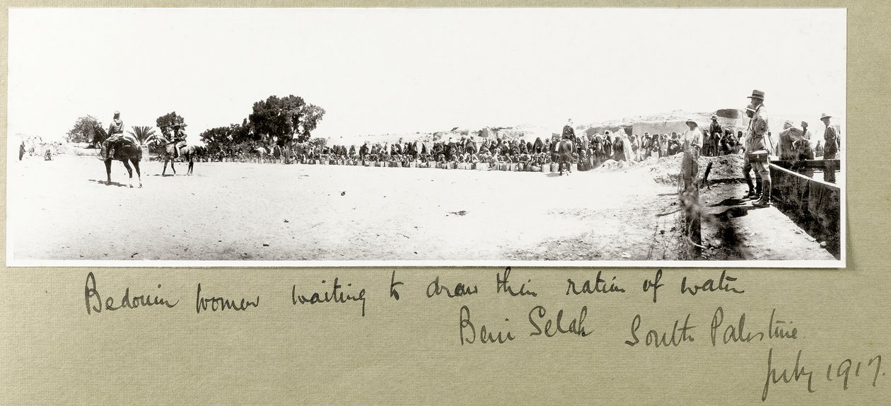Beduinkvinnor som väntar på att få ut sin andel vatten, Beni Saleh, juli 1917 av Capt. Arthur Rhodes