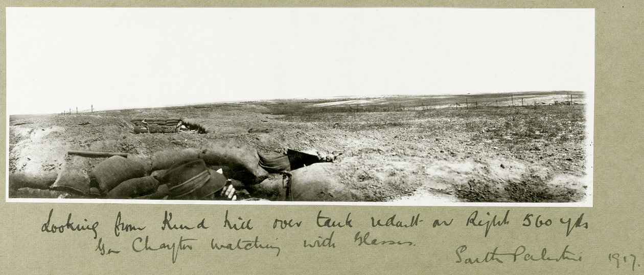 General Chaytor tittar på från skyttegravarna med glasögon, 1917 av Capt. Arthur Rhodes