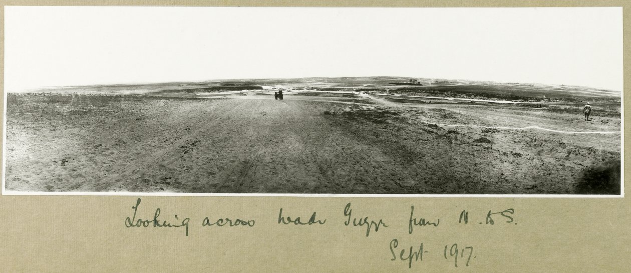 Ser över Wadi Guzzeh från norr till söder, september 1917 av Capt. Arthur Rhodes