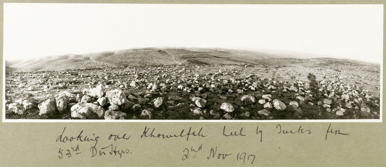 Ser över Khuwelfeh som hölls av turkar, 2 november 1917 av Capt. Arthur Rhodes