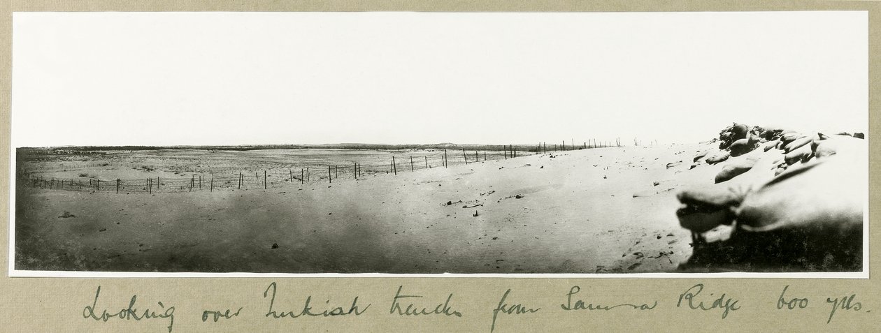Ser över turkiska skyttegravar från Samson Ridge, september 1917 av Capt. Arthur Rhodes