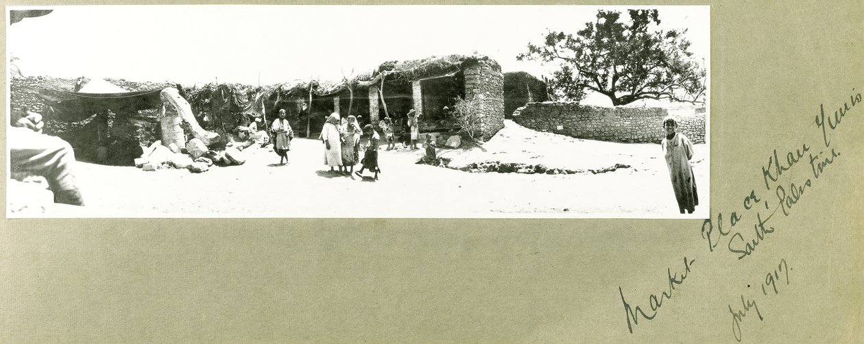 Marknadsplats, Khan Yunis, södra Palestina, juli 1917 av Capt. Arthur Rhodes