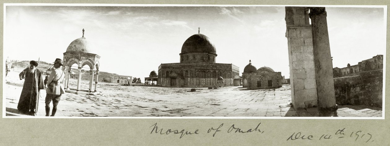 Omars moské och general Chaytor pratar med en lokal imam, 14 december 1917 av Capt. Arthur Rhodes