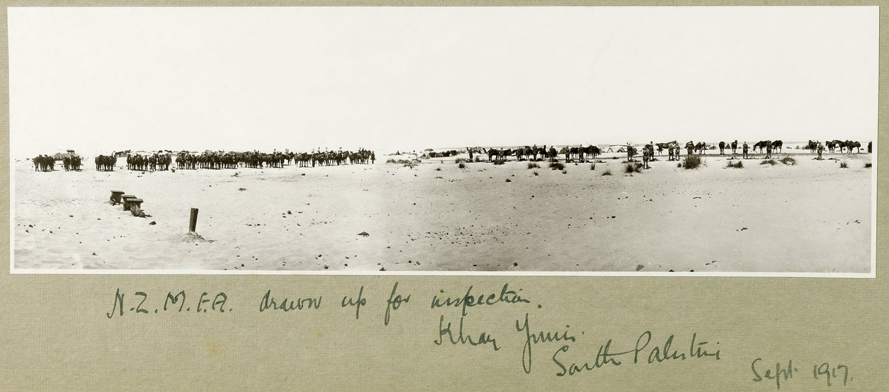 N.Z.M.F.A. upprättad för inspektion, Khan Yunis, september 1917 av Capt. Arthur Rhodes