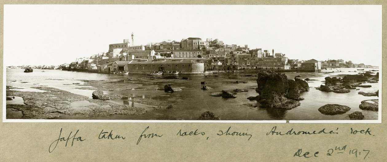 Gamla Jaffa, med Andromedas klippa, 2 december 1917 av Capt. Arthur Rhodes