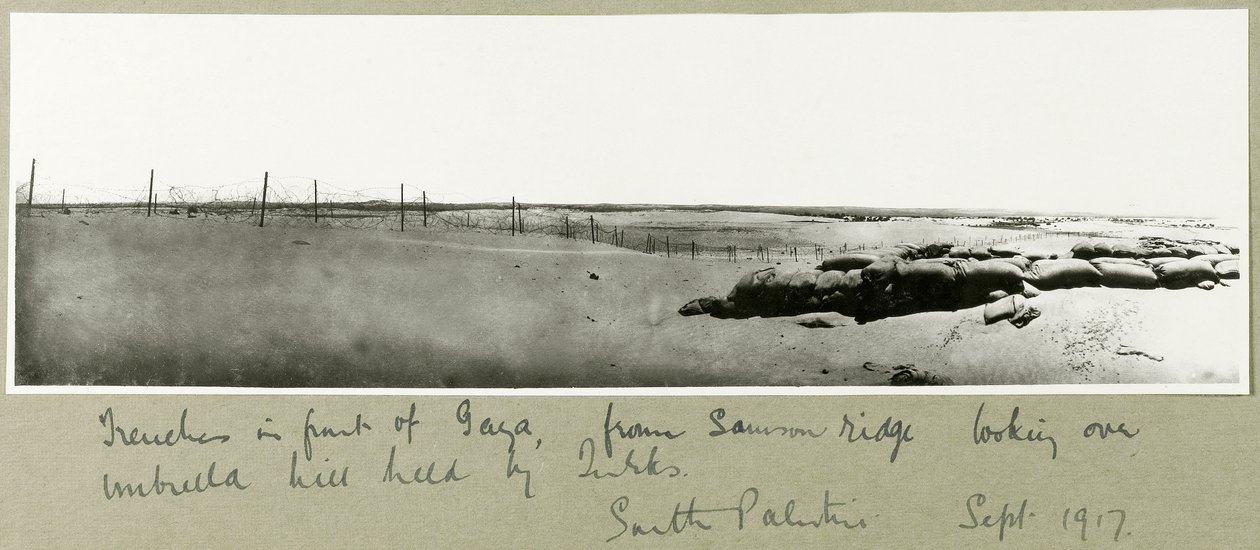 Skyttegravar framför Gaza, från Samson Ridge med utsikt över Umbrella Hill, september 1917 av Capt. Arthur Rhodes