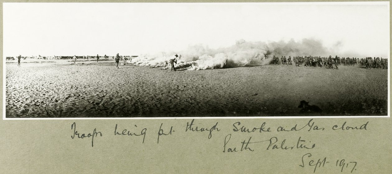 Trupper som förs genom rök- och gasmoln, Sydpalestina, september 1917 av Capt. Arthur Rhodes