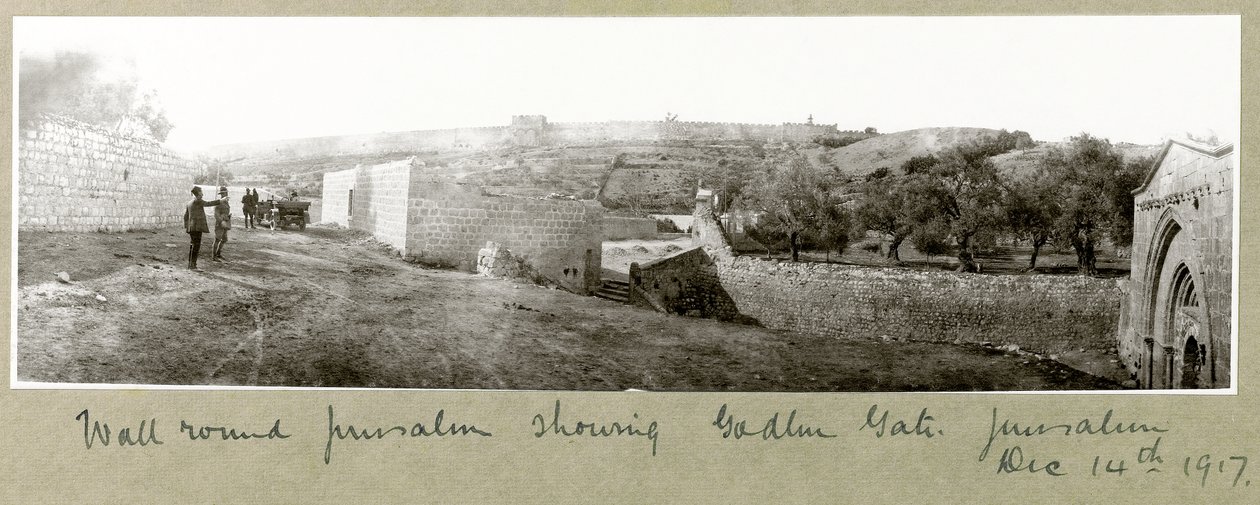 Vy över muren runt Jerusalem som visar Gyllene porten, 14 december 1917 av Capt. Arthur Rhodes