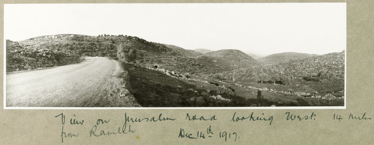 Utsikt över Jerusalem Road västerut från Ramleh, 14 december 1917 av Capt. Arthur Rhodes
