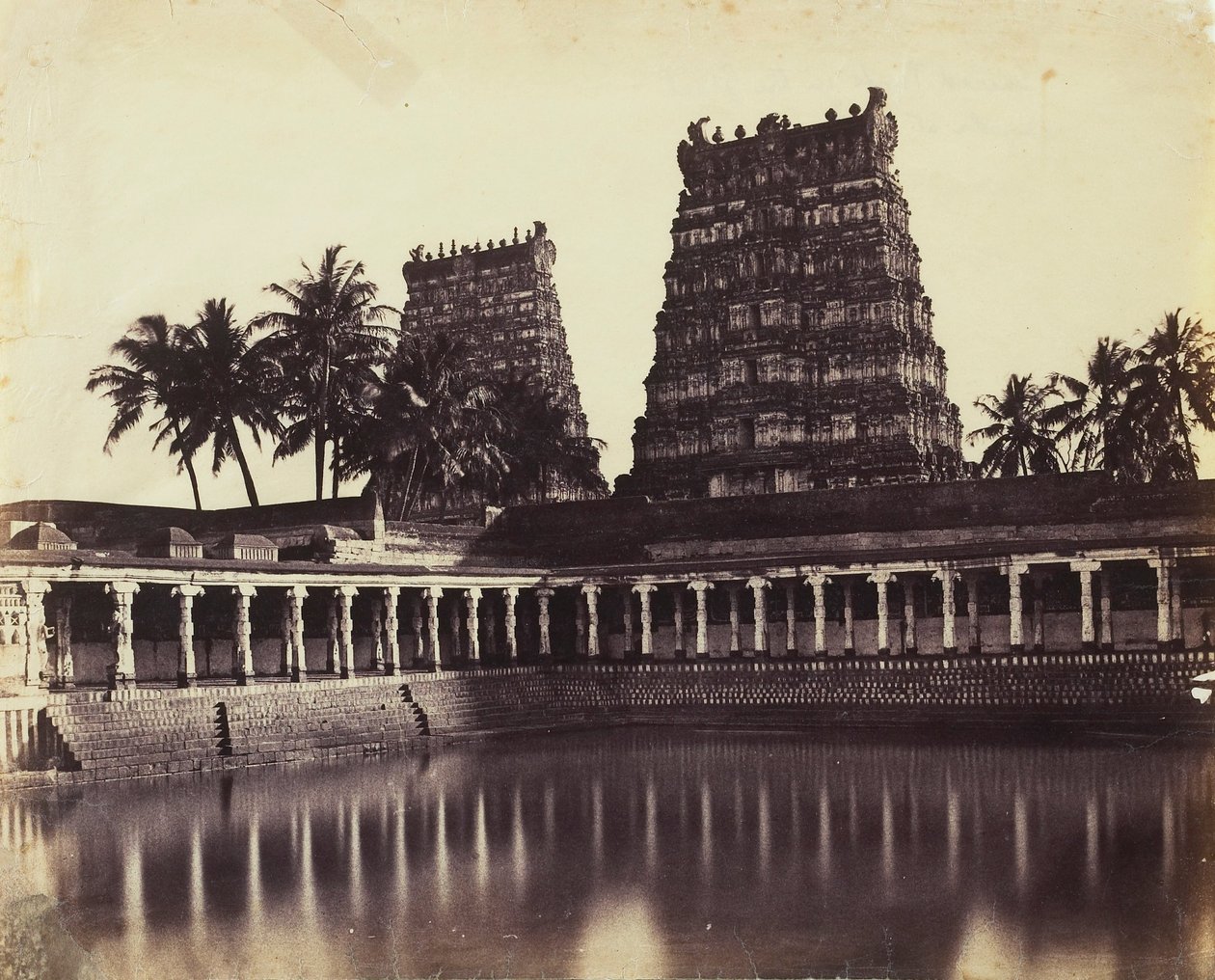 Madura. The Great Pagoda, Mootoo Alaghur and East Gopurum from Tank av Linnaeus Tripe