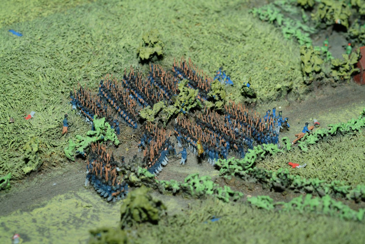Diorama av slaget vid Waterloo med trupper i positioner kl. 19.45 den 18 juni 1815 (blandad media) (detalj) av Capt. William Siborne