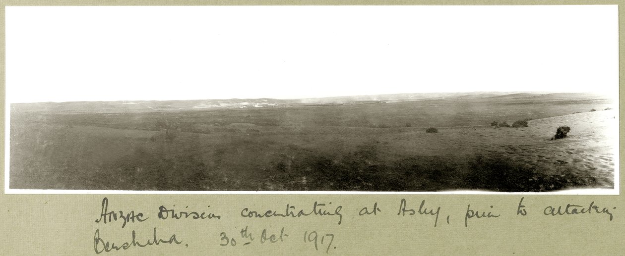 ANZAC-divisionen koncentrerade sig vid Asluj innan den attackerade Beersheba, 20 oktober 1917 av Capt. Arthur Rhodes