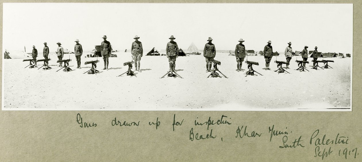 Vapen utarbetade för inspektion på stranden, Khan Yunis, september 1917 av Capt. Arthur Rhodes