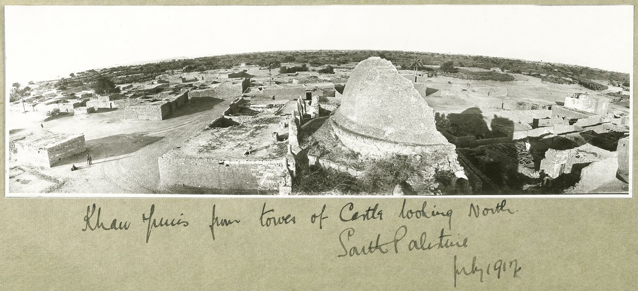 Khan Yunis från slottstornet, södra Palestina, juli 1917 av Capt. Arthur Rhodes