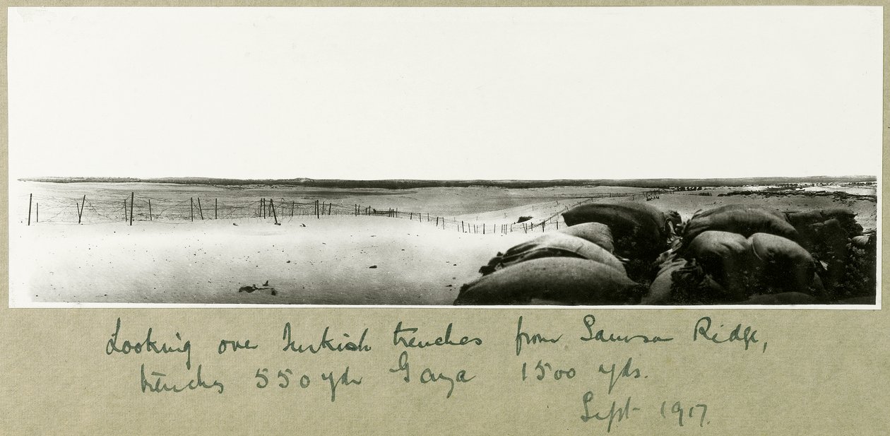 Ser över turkiska skyttegravar från Samson Ridge, september 1917 av Capt. Arthur Rhodes