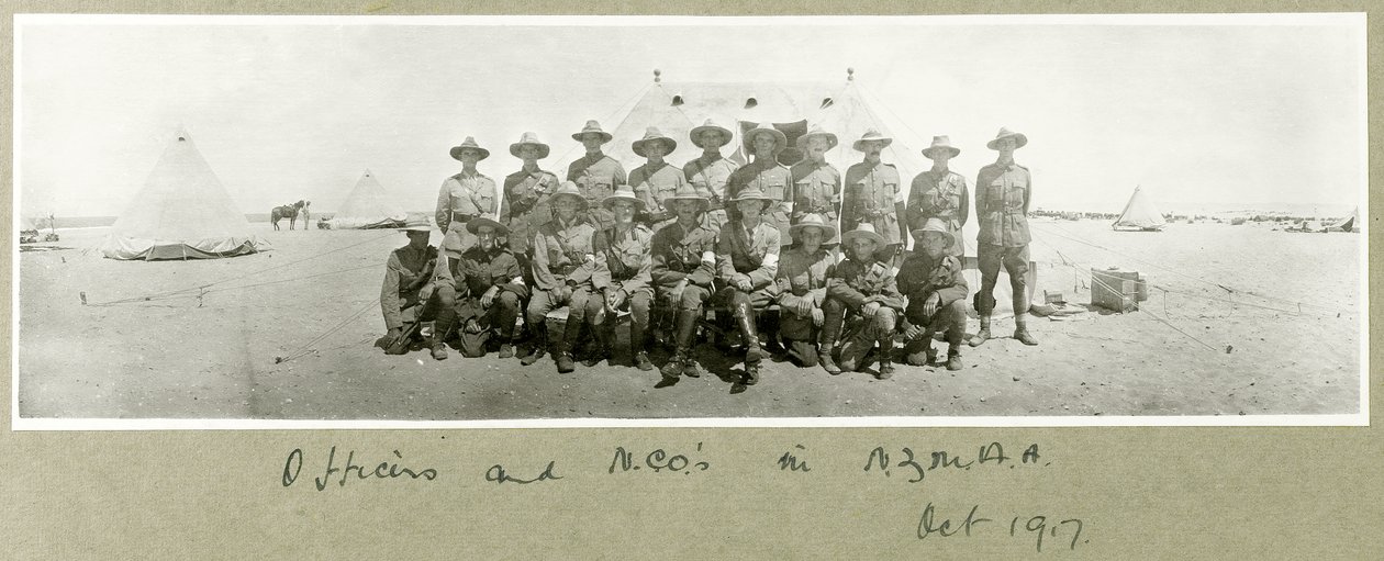 Officerare och underofficerare i N.Z.M.A.A., oktober 1917 av Capt. Arthur Rhodes