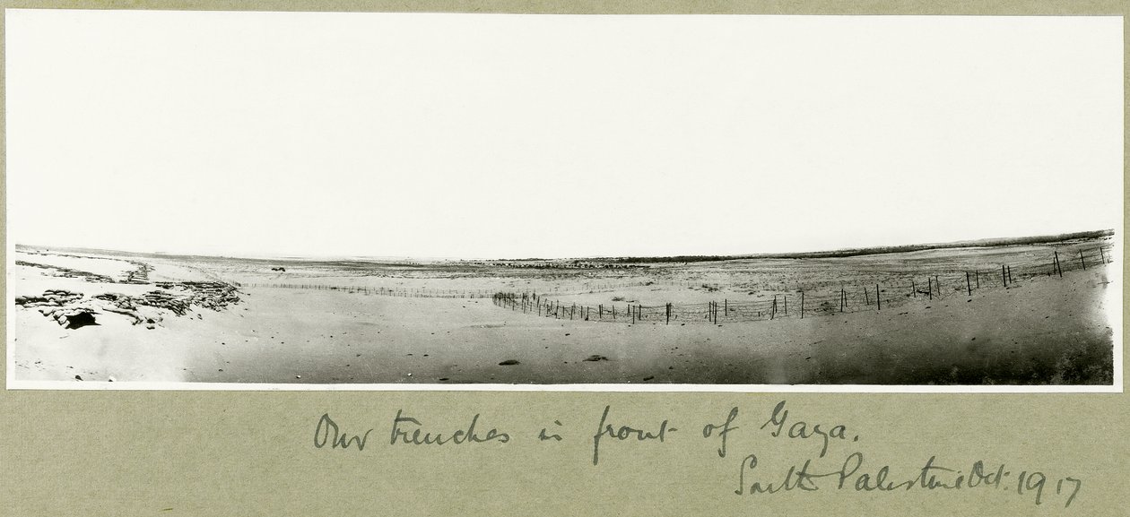 Våra skyttegravar framför Gaza, oktober 1917 av Capt. Arthur Rhodes