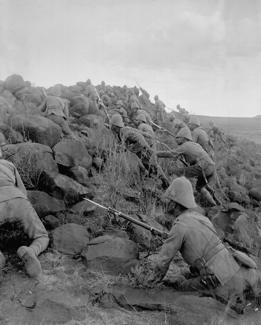 Kanadensiska trupper klättrar på en kopje under boerkriget (1899-1902) från ett fotoalbum sammanställt av A.S. Pratt, 1900-02 (bw foto) av Captain J.A. Holson