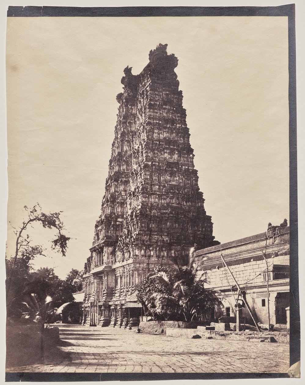 Western Gateway (Gopuram) till Meenakshi Sundareshwar-templet, Madurai av Captain Linnaeus Tripe