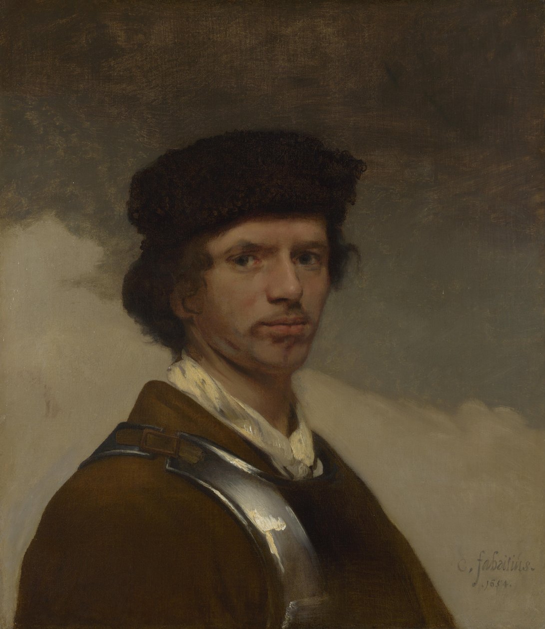 En ung man i pälsmössa och cuirass (troligen ett självporträtt) av Carel Fabritius