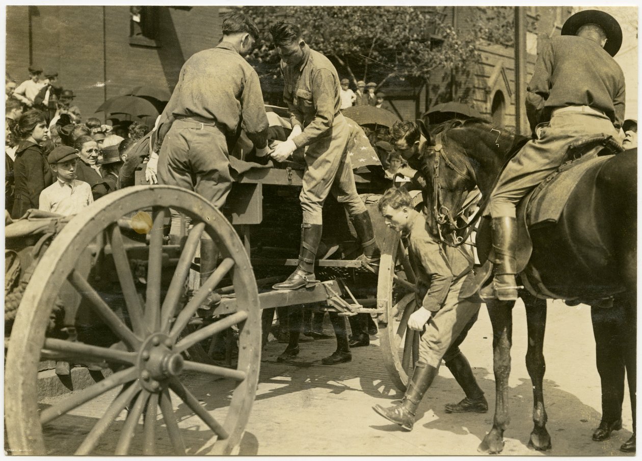 Horizontal, sepia photograph showing uniformed men unloading an object draped in the American flag, possibly a coffin, from an open wagon. A crowd of people looks on from the sidewalk av Carl Michel