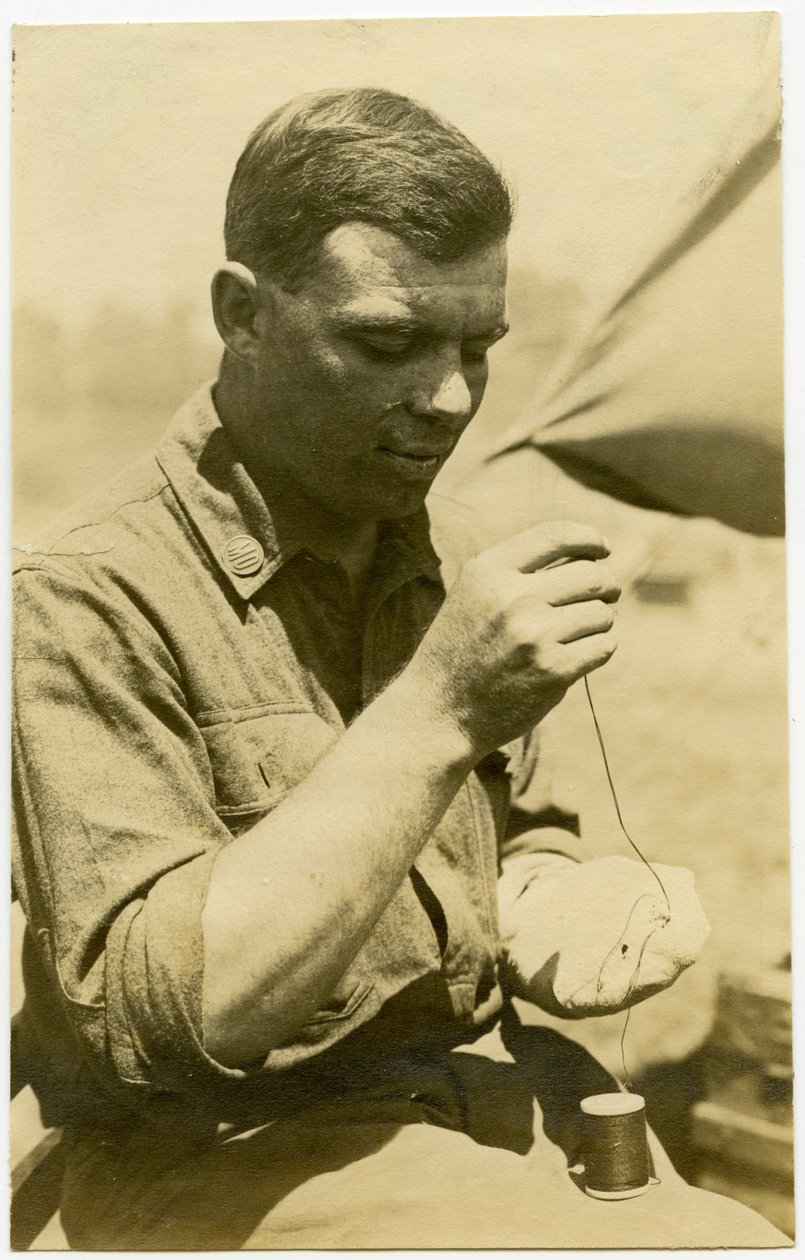 Soldier Using a Needle and Thread to Repair a Sock av Carl Michel