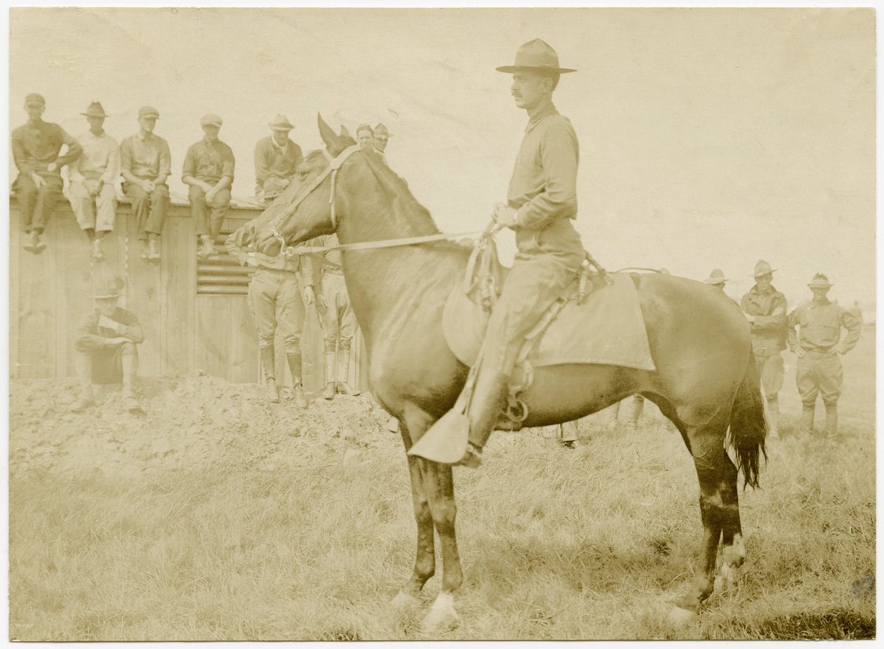 Soldiers Gathered Around and Watching a Uniformed Soldier on Horseback in a Grass Field av Carl Michel