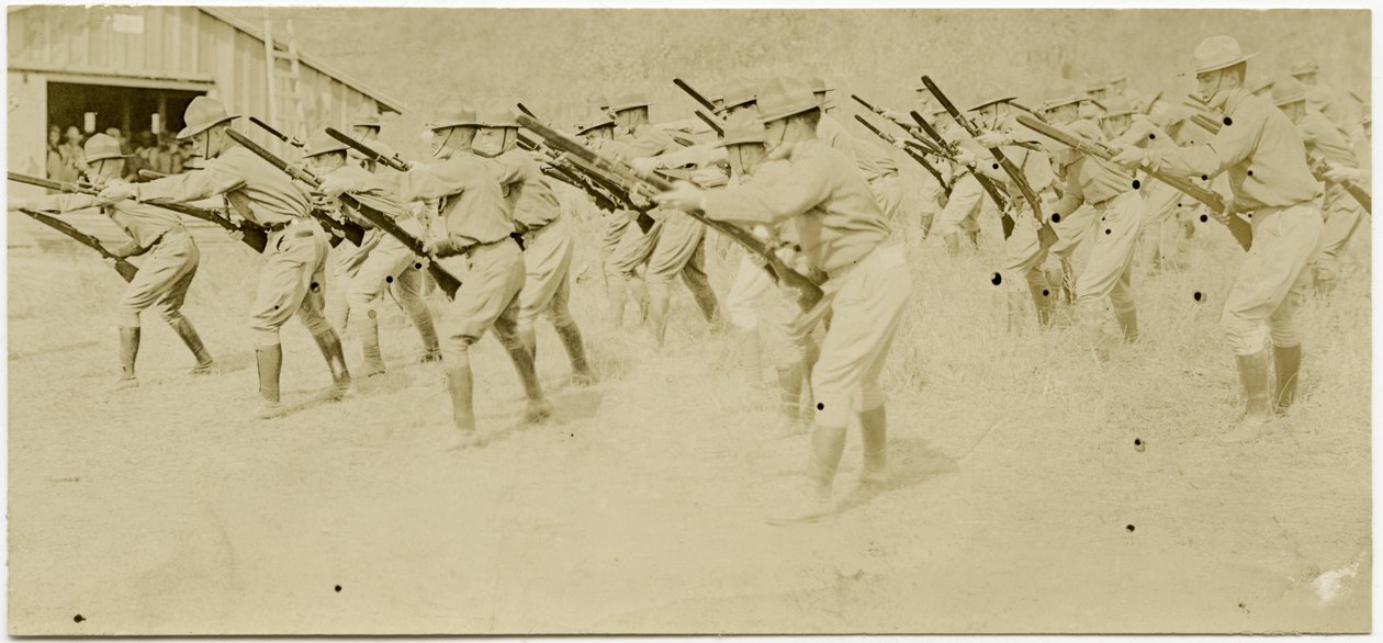 Soldiers Practicing Rifle Moves in an Open Area While Others Observe av Carl Michel